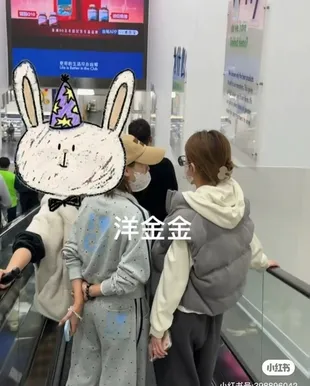 Potret Zhao Lusi Kepergok Shopping di Supermarket Saat Weibo Night 2025