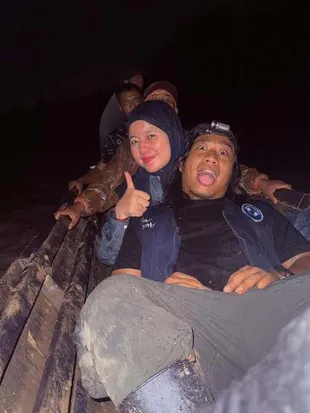 Praz Teguh Sempatkan Mampir ke Rumah Orang Tua Ikut Bersihkan Lumpur Sisa Banjir