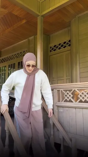 Pulang Kampung, Angelina Sondakh ke Kebun Kacang dan Panen Cabe