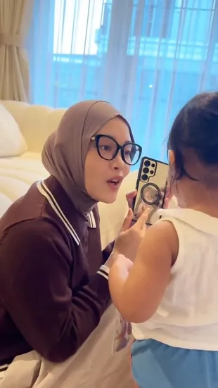 Putri Delina Kenalkan Sehun EXO ke Selina Anak Mahalini, Rizky Febian Ikut Ngajarin