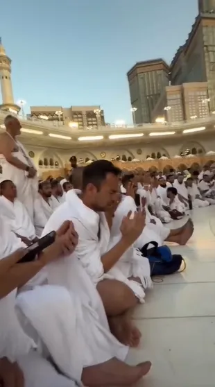 Raffi Ahmad Bersyukur Bisa Salat di Saf Pertama Depan Ka'bah - Cium Hajar Aswad
