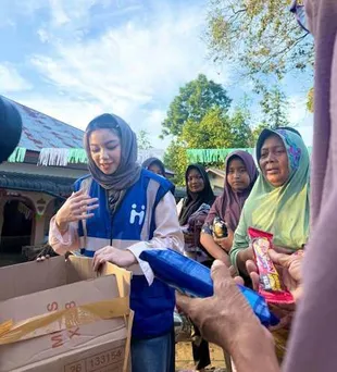 Regina Phoenix Bantu Langsung Korban Banjir di Aceh