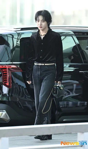 Renjun NCT DREAM Berangkat ke Shanghai, Airport Fashion Curi Perhatian