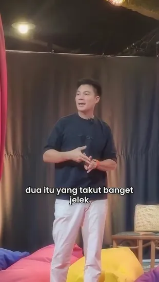 Reza Rahadian Dikerjain Baim Wong Soal Poster Film Terbaru, Ekspresinya Nggak Bisa Bohong