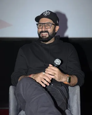 Rumor Perceraiannya dengan Aishwarya Rai Tak Kunjung Reda, Abhishek Bachchan Bicara Soal Energi Negatif