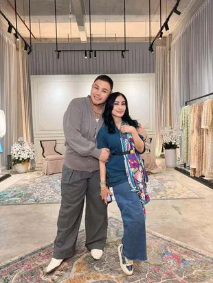 Sederet Selebriti Hadiri Arisan 'Happy Chatting' di Butik Baru Ivan Gunawan