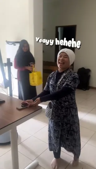 Sekarang Punya Cucu Cewek, Ibu Fuji Bela-belain Pagi Ketemu Buat Ini