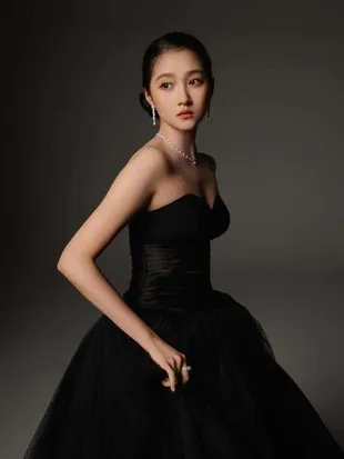 Seleb China Berlatar Belakang dari Keluarga Kaya, Gak Heran Punya Vibes Mahal 