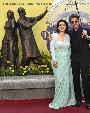 Shah Rukh Khan dan Kajol Resmikan Patung DDLJ di Inggris, Catat Sejarah