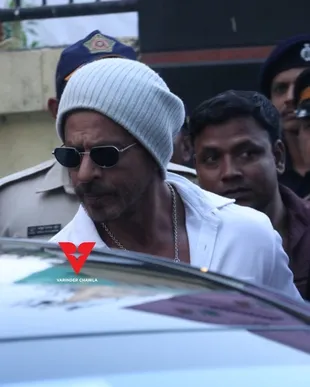 Shahrukh Khan Ikut Coblosan di Mumbai, Ditemani Keluarga dan Dijaga Pengamanan Ketat