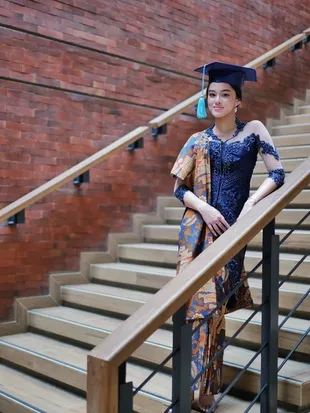 Shaista Anak Rionaldo Stockhorst Wisuda SMA, Raih Dua Penghargaan