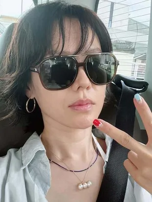 Son Ye Jin Liburan Bareng Anak, Seru Main di Pantai