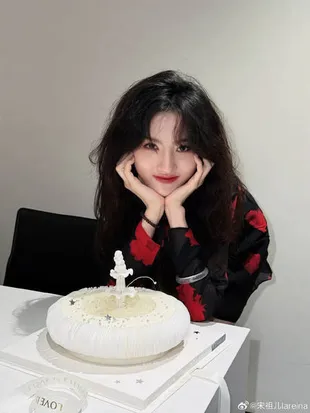 Song Zuer Bagikan Foto Terbaru Penuh Pesona saat Ultah