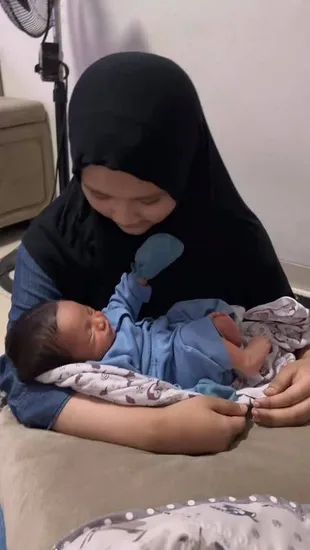 Starla Ditemani Inara Rusli Jenguk Baby Perfexio Anak Virgoun dan Lindi Fitryana