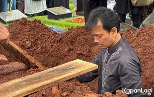 Suara Bergetar Saat Azankan Ibunda di Liang Lahat, Fedi Nuril Tak Kuasa Tahan Tangis 