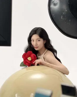 Suzy di Balik Layar Pemotretan Tsubaki, Cantiknya Nggak Ada Obat