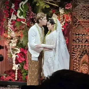 Tamu Dilarang Foto di Akad Nikah El Rumi & Syifa Hadju