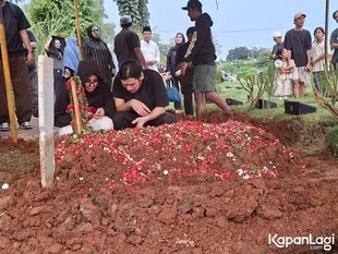 Tangis Pecah Virzha di TPU Jombang, Antar Sang Ayah ke Liang Lahat