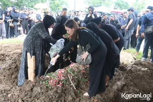 Teman-teman Tak Kuasa Tahan Tangis di Pemakaman Lula Lahfah, Ada Keanu hingga Rebecca Klopper
