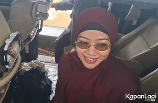 Terbang dari Madinah, Yura Yunita Menangis Antar Vidi Aldiano ke Liang Lahat