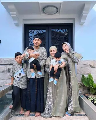 Ulang Tahun Mpok Alpa di Bulan Maret, Aji Darmaji Panjatkan Doa di Pusara Istri