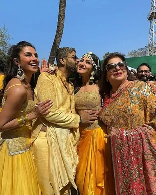 Upacara Haldi Jelang Pernikahan Siddharth Chopra, Priyanka Chopra Stunning - Malti Marie Nggemesin
