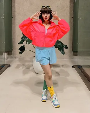 Ussy Sulistiawaty Main Padel Pakai Kostum Era 90-an, Cantik & Nyentrik ala Spice Girls 