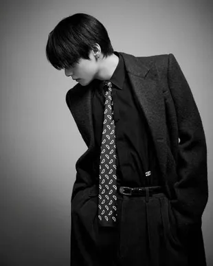 V BTS Pamer Aura Elegan di Pemotretan Kampanye Celine 2026