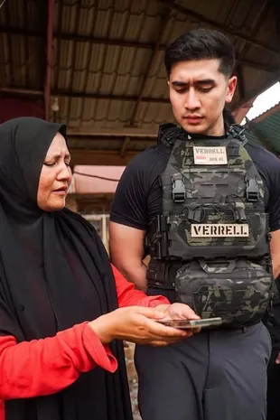 Verrell Bramasta Kunjungi Daerah Terdampak Banjir di Padang
