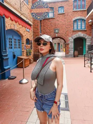 Wika Salim Liburan Seru ke Singapura, Gayanya Modis Abis