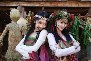 Xia Meng Unggah Foto Bareng Wang Yinglu saat Syuting HaHaHaHaHa S6, Outfitnya Alam Banget! 