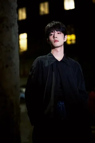 Xiao Zhan Tampil Serba Hitam di MFW 2026, Secakep Malam di Milan