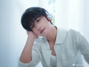 Yang Yang Tunjukkan Pesona Boyfriendable di Video Terbaru
