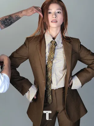 9 Potret Zhang Jingyi Tampil Chic di Pemotretan Terbaru untuk Cover T China Magazine