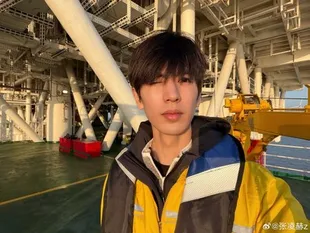 Zhang Linghe Barefaced Saat 'Magang' Jadi Teknisi, Kumis Tipis Disorot