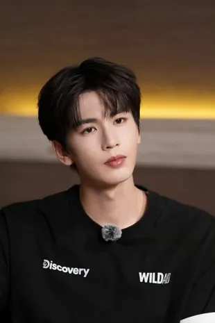 Zhang Linghe Cedera Kaki, Tetap Syuting 'The Road To Glory' Demi Tim