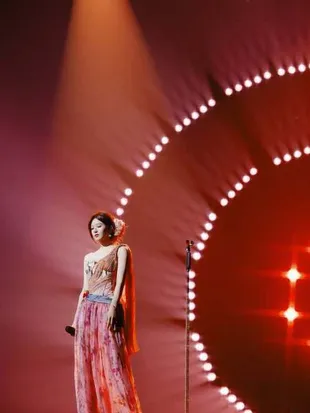 Zhao Lusi Pakai Baju Tradisional Thailand yang di Costume Made Saat Konser