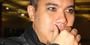 Hindari Bareng Mulan, Dhani Adu Mulut Dengan Wartawan