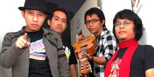 The Rain Tak Percaya Ramalan 2012