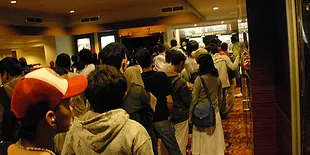 Seminggu Diputar, Tiket '2012' Tetap Diburu