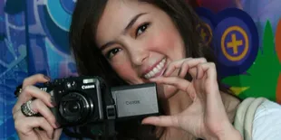 Cathy Sharon, Dapat Modal Saat Jadi Objek Pemotretan