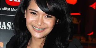 Shezy Idris Tetap Irit Dengan 3 Handphone