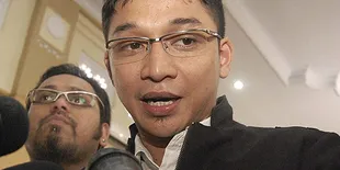 Pasha Diciumi dan Didoakan Nenek-Nenek