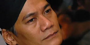 Tio Pakusadewo 'Buang' Piala IMA di Depan Wartawan