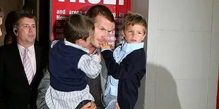 Beckham Sekeluarga Santai Nonton Konser Gratis