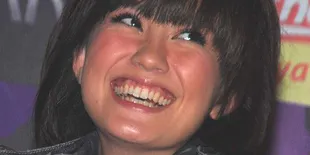 'Hujan Kado' Untuk Agnes Monica