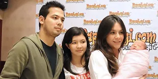 Wulan Guritno Ajari Anak Berbagi Sejak Dini