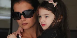 Katie Holmes: Suri Cruise Suka Desain Baju Sendiri