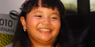 Mudik, Amel Sekalian Sumbangkan Baju di Kampung