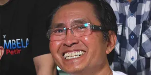 Pong Harjatmo Beri Kado DPR Kentongan dan Bunga